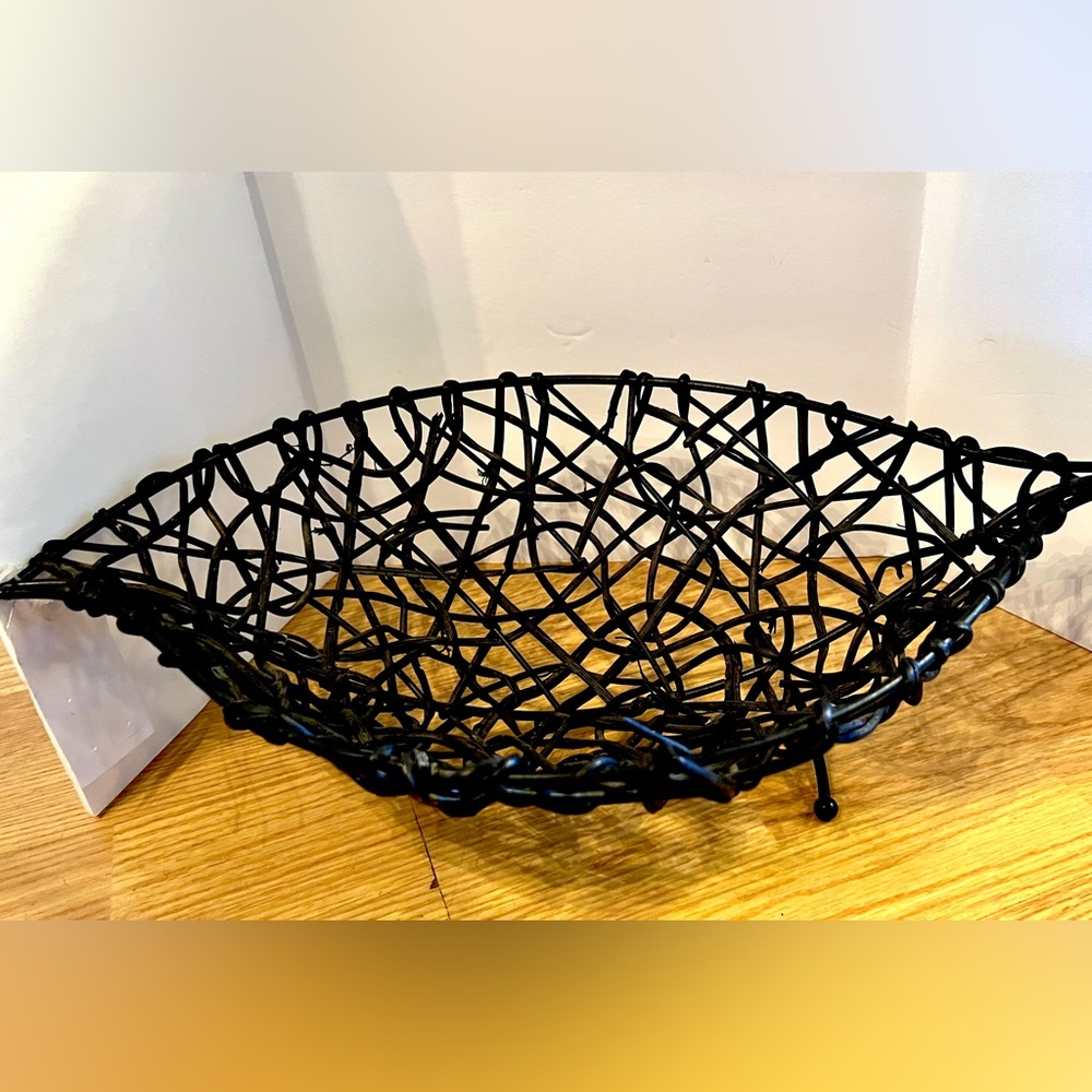 TWIG LEAF Shaped Fruit Basket. Metal. Black.  Footed.